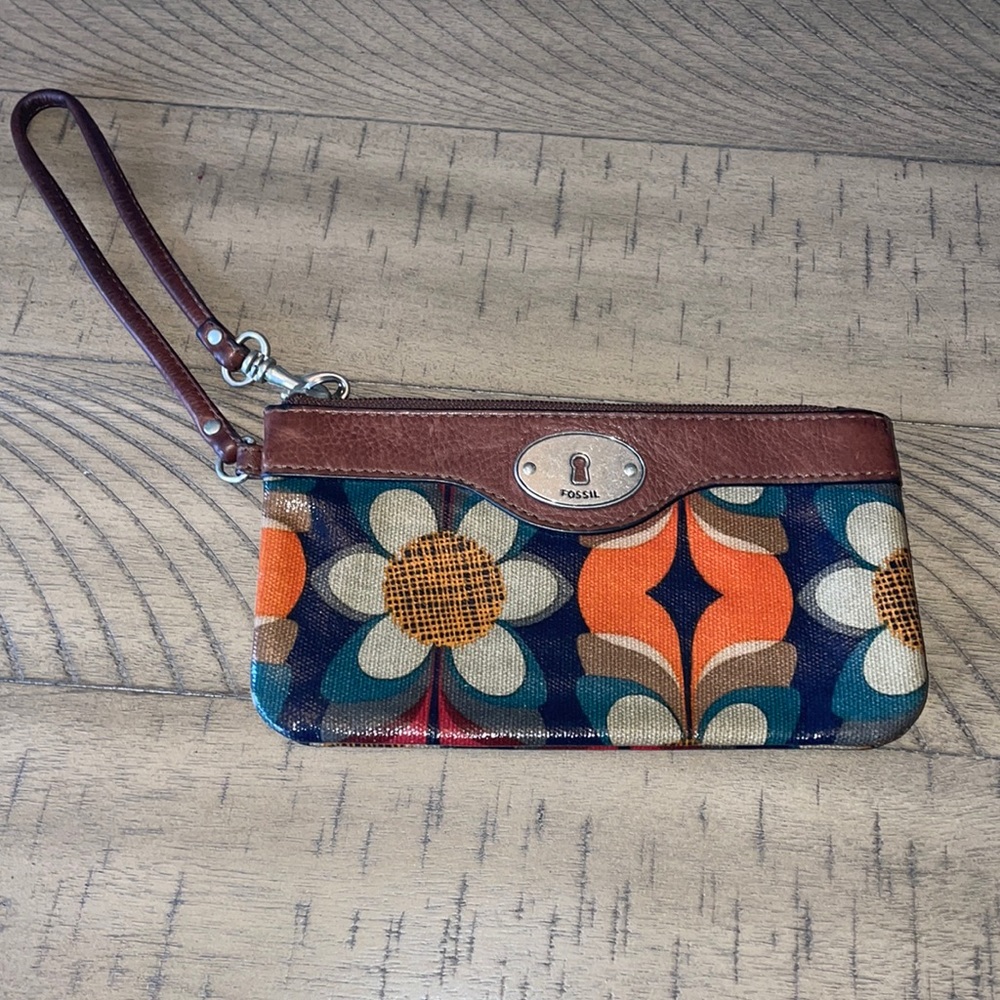 Fossil wristlet